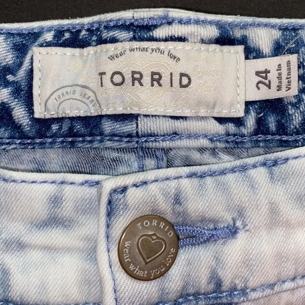 ✨Reduced NWT TORRID shorts - lace & beading - destructed- light wash -Plus Sized - Picture 10 of 14